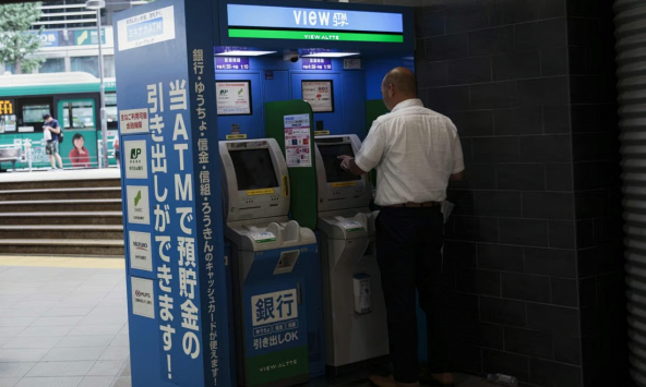 Nhật Bản lên kế hoạch chống lừa đảo bằng cách thu hồi thẻ ngân hàng của người cao tuổi