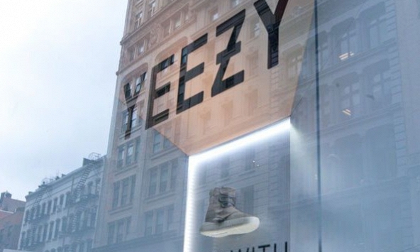 Adidas xả hàng giày Yeezy, hy vọng tăng doanh thu 2023