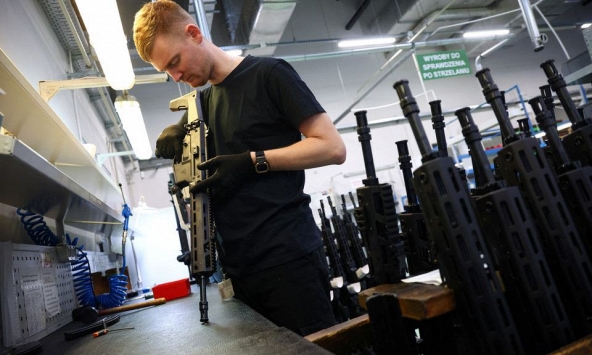 Các nhà sản xuất vũ khí của Trung Âu tranh giành nhân công giữa xung đột Nga - Ukraina