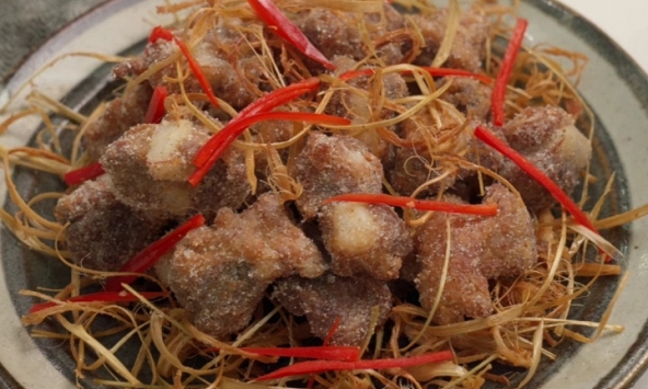 Món ngon mỗi ngày: Cách làm sườn sụn rang muối giòn rụm