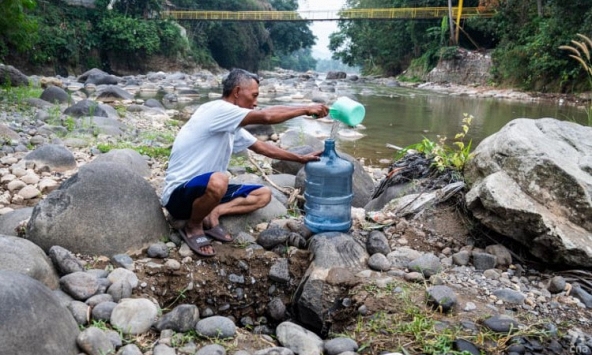 Sông cạn trơ đáy, dân làng tại Indonesia nỗ lực tìm chút nước sinh hoạt
