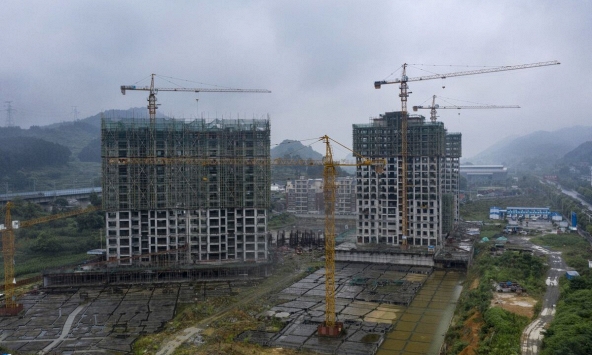 Phục hồi kinh tế của Trung Quốc đối mặt với rủi ro mới từ khủng hoảng tài sản