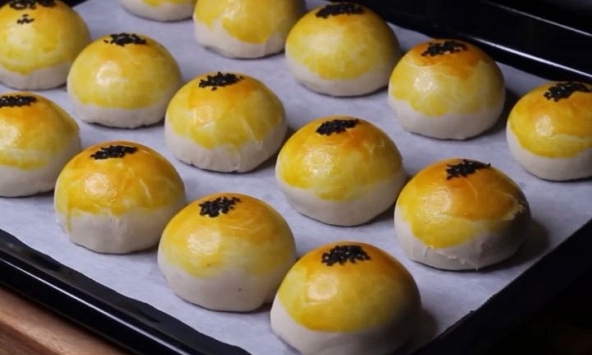 Món ngon mỗi ngày: Cách làm bánh trung thu Đài Loan nhân mè đen cốm dừa đơn giản