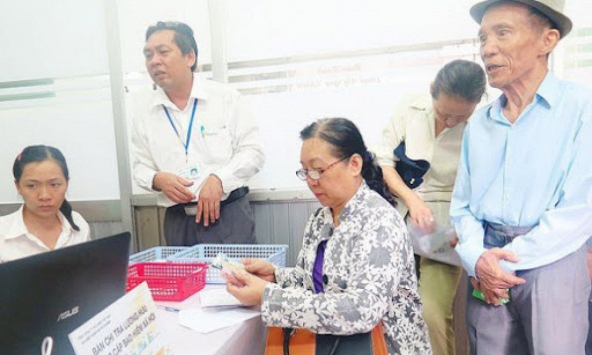 Đồng loạt chi trả lương hưu theo mức mới từ hôm nay