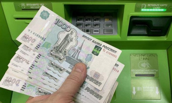 Đồng rúp Nga giảm xuống gần mức thấp nhất trong 17 tháng