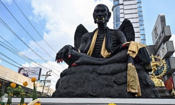 Bức tượng khổng lồ gây tranh cãi ở Bangkok