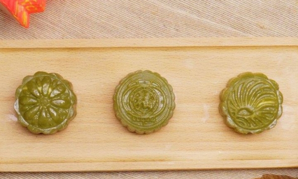 Món ngon mỗi ngày: Cùng làm bánh trung thu trà xanh phô mai độc đáo