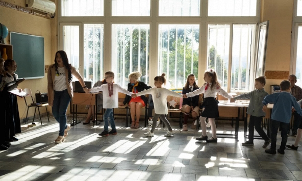 Lớp học thời chiến ở Ukraina, vừa là giảng đường vừa là mái ấm trú ẩn