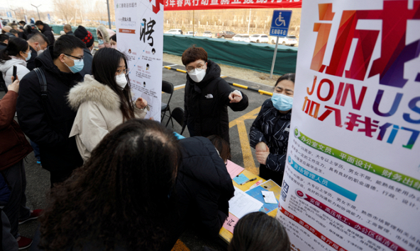 Thanh niên Trung Quốc lo lắng tìm việc đến mất ngủ