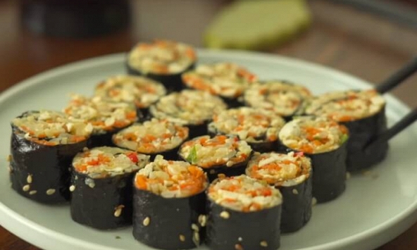 Món ngon mỗi ngày: Cách làm kimbap bắp cải đậu hũ đơn giản, thanh đạm
