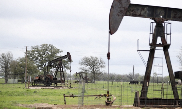 Giá xăng dầu hôm nay 24/8: Lao dốc