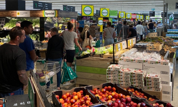 Chi tiêu tiêu dùng của Mỹ tăng tốc, mạnh nhất trong 6 tháng 