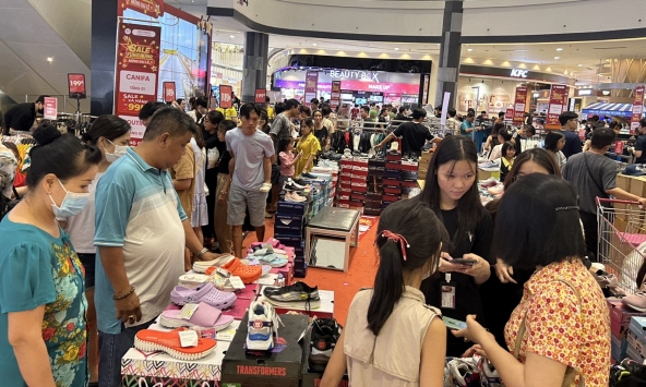 TP.HCM: Trung tâm thương mại đông khách dịp nghỉ lễ 2/9