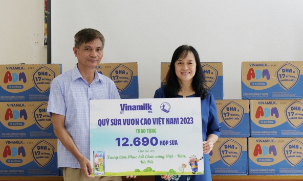 Quỹ sữa vươn cao Việt Nam và Vinamilk trao sữa đến trẻ em nhân dịp năm học mới