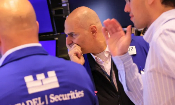 Cổ phiếu công nghệ 'lép vế' trên thị trường, Dow Jones mất gần 200 điểm