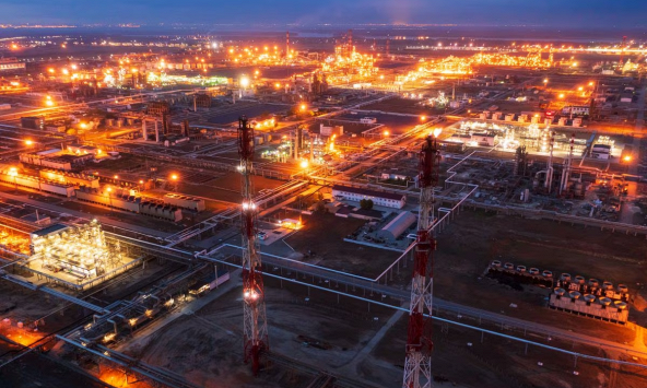 Giá dầu đối mặt nhiều sức ép mới, nguồn cung thắt chặt