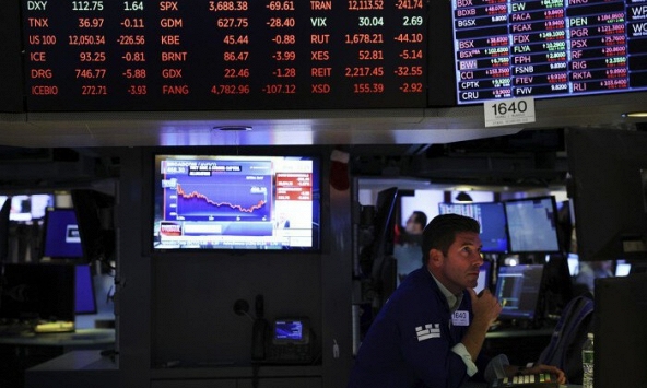 Phố Wall lo ngại nền kinh tế quá nóng khi suy thoái kinh tế lao dốc