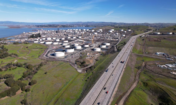 Giá dầu ổn định khi thị trường chờ số liệu về tồn kho