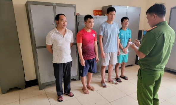 Chuyên trộm cắp tài sản tại sân bay Nội Bài, 5 nhân viên bốc xếp hành lý bị bắt