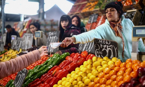 Lạm phát ở Argentina lên 3 con số, cao nhất trong 32 năm qua