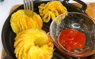 Góc ăn vặt: Cùng làm món khoai tây lồng đèn vừa xinh vừa ngon