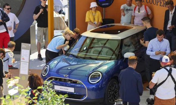 Tại sao các nhà sản xuất xe điện Trung Quốc lại dựa vào các đại lý ô tô châu Âu?