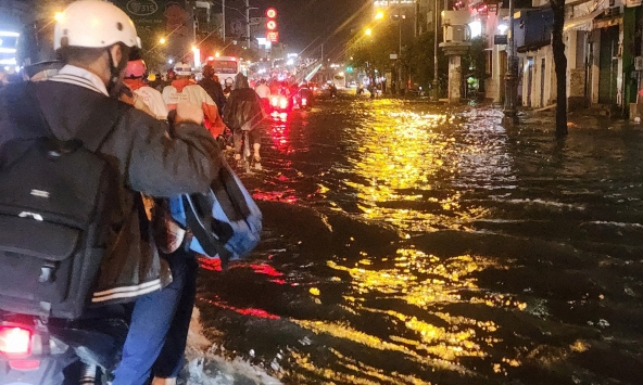 Mưa lớn kéo dài, nhiều tuyến đường ở TP.HCM chìm trong biển nước