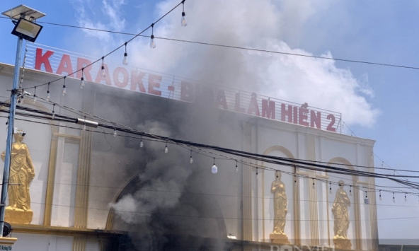 Cháy dữ dội tại quán karaoke ở Đắk Lắk