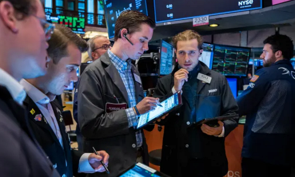 Chứng khoán Mỹ nhuộm sắc đỏ khi Fed báo hiệu sẽ còn đợt nâng lãi suất khác