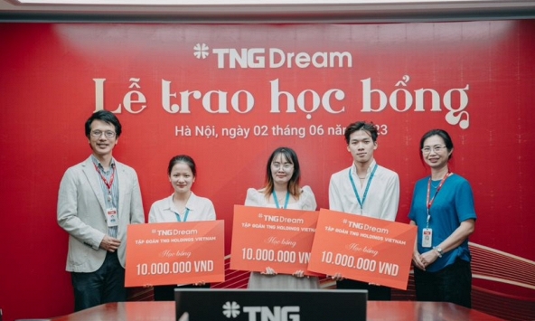 Ba sinh viên Đại học Bách Khoa nhận học bổng TNG Dream