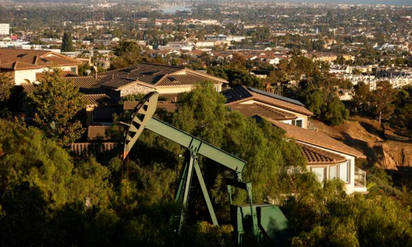 Giá dầu giảm do kỳ vọng Mỹ tăng lãi suất bất chấp nguồn cung thắt chặt