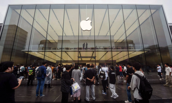 Hàng dài người xếp hàng chờ mua iPhone 15 tại Trung Quốc, bất chấp sự cạnh tranh từ Huawei