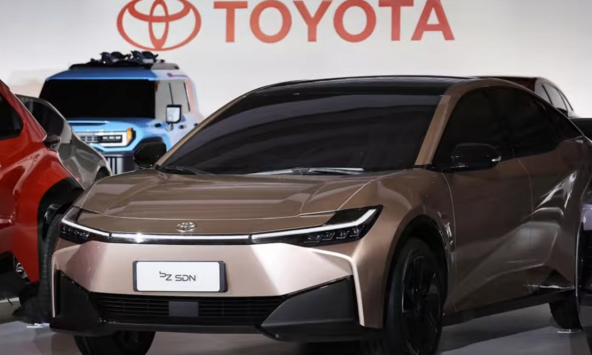 Toyota tăng gấp ba sản lượng xe điện khi đuổi theo Tesla, BYD