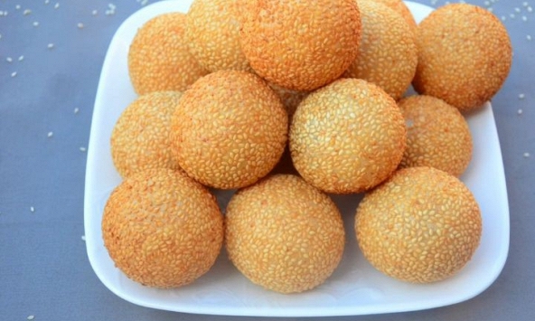 Món ngon mỗi ngày: Cách làm bánh cam nhân đậu đỏ giòn tan