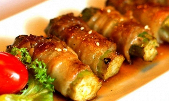 Món ngon mỗi ngày: Cách làm ba chỉ heo cuốn đậu bắp sốt mật ong ăn cực cuốn