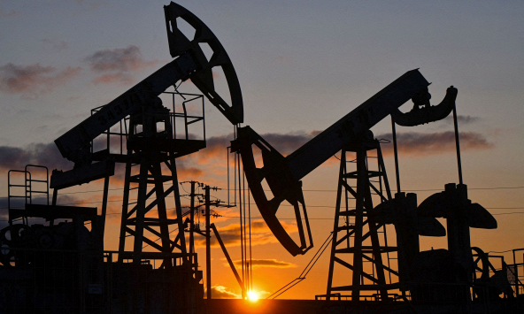 Ả Rập Saudi và Nga thắng lớn trong canh bạc cắt giảm giá dầu