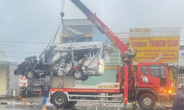 Va chạm giữa xe giường nằm Thành Bưởi và xe 16 chỗ, 9 người thương vong