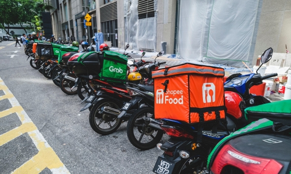 Từ Việt Nam đến Singapore, shipper chật vật vì 'cung cầu không khớp'