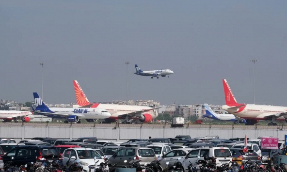 Ấn Độ đề xuất cấm phi công, tiếp viên dùng nước hoa