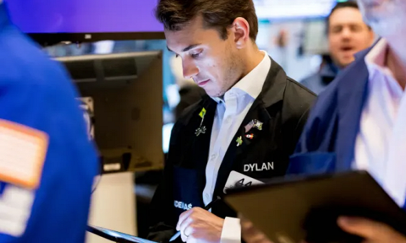 Dow Jones tăng hơn 100 điểm sau khi Hạ viện Mỹ thông qua dự luật ngăn Chính phủ đóng cửa