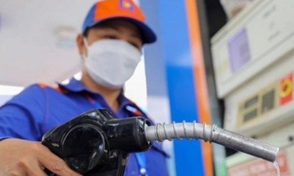 Xăng RON 95 giảm 900 đồng/lít