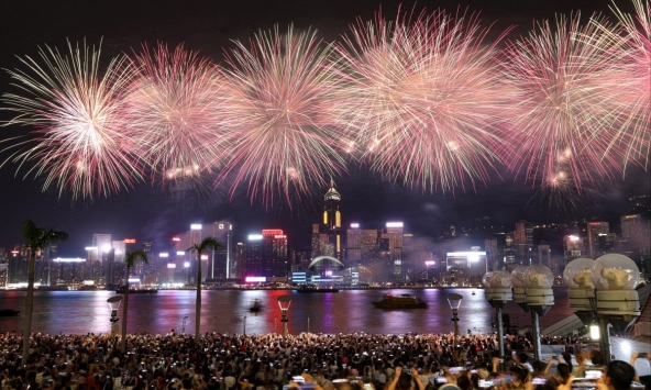 Màn bắn pháo hoa mừng Quốc Khánh ở Hồng Kông hoành tráng sau 5 năm chờ đợi