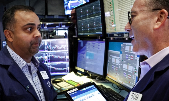 Dow Jones trượt dốc ngay cả khi Chính phủ thoát cảnh đóng cửa