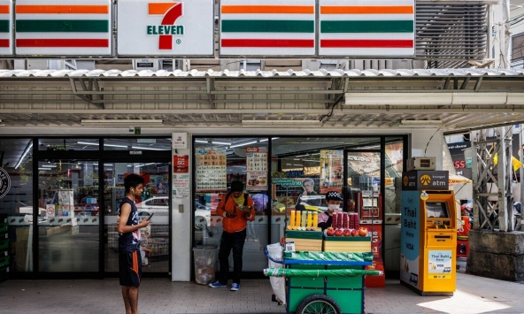 Các tỷ phú Thái Lan đổ xô vào cửa hàng tiện lợi