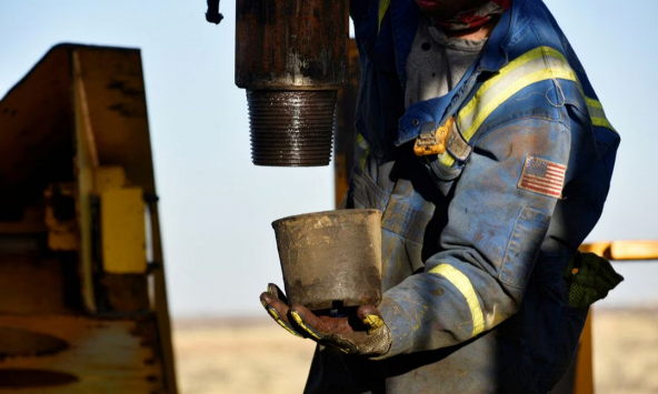 Giới chuyên gia nhận định nhu cầu dầu đạt đỉnh, dự báo 60 USD/thùng vào năm 2027