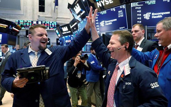 Phố Wall đảo chiều sau báo cáo việc làm mạnh mẽ