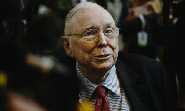 Tỷ phú Charlie Munger nói Bitcoin là khoản đầu tư ngu ngốc