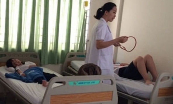 30 học sinh tại quận 4 nghi bị ngộ độc sau bữa trưa tại trường