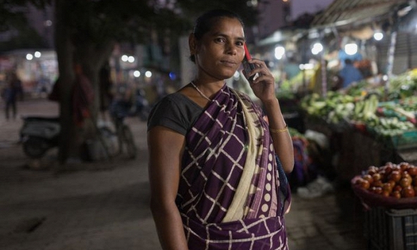 Tỷ phú giàu nhất Ấn Độ đặt cược vào mẫu điện thoại 12 USD