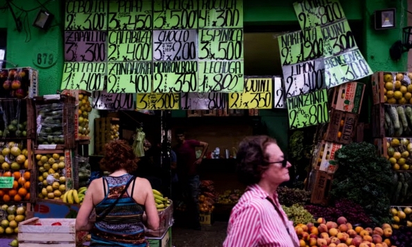 Lạm phát 3 con số, Argentina tăng lãi suất cơ bản lên 133%